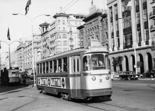 Tranvia serie 300, en el Paseo de la Independencia, fondo: Jose María