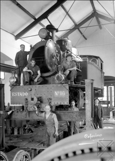 Locomotora de la MTM nº 23 del Vasco-Navarro en talleres .A la derecha el Jefe de taller Francisco Echebarrena