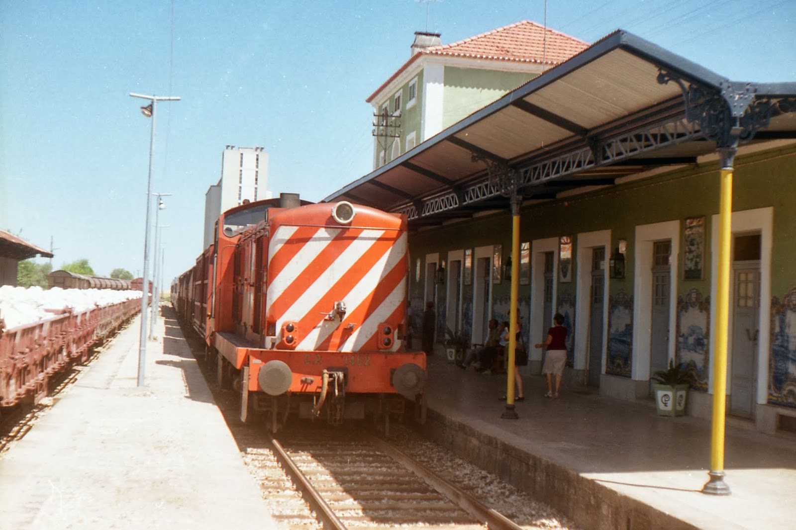  tren en Badajoz , procedente de la estacion portuguesa de Elvas. fondo J.J. Olaizola
