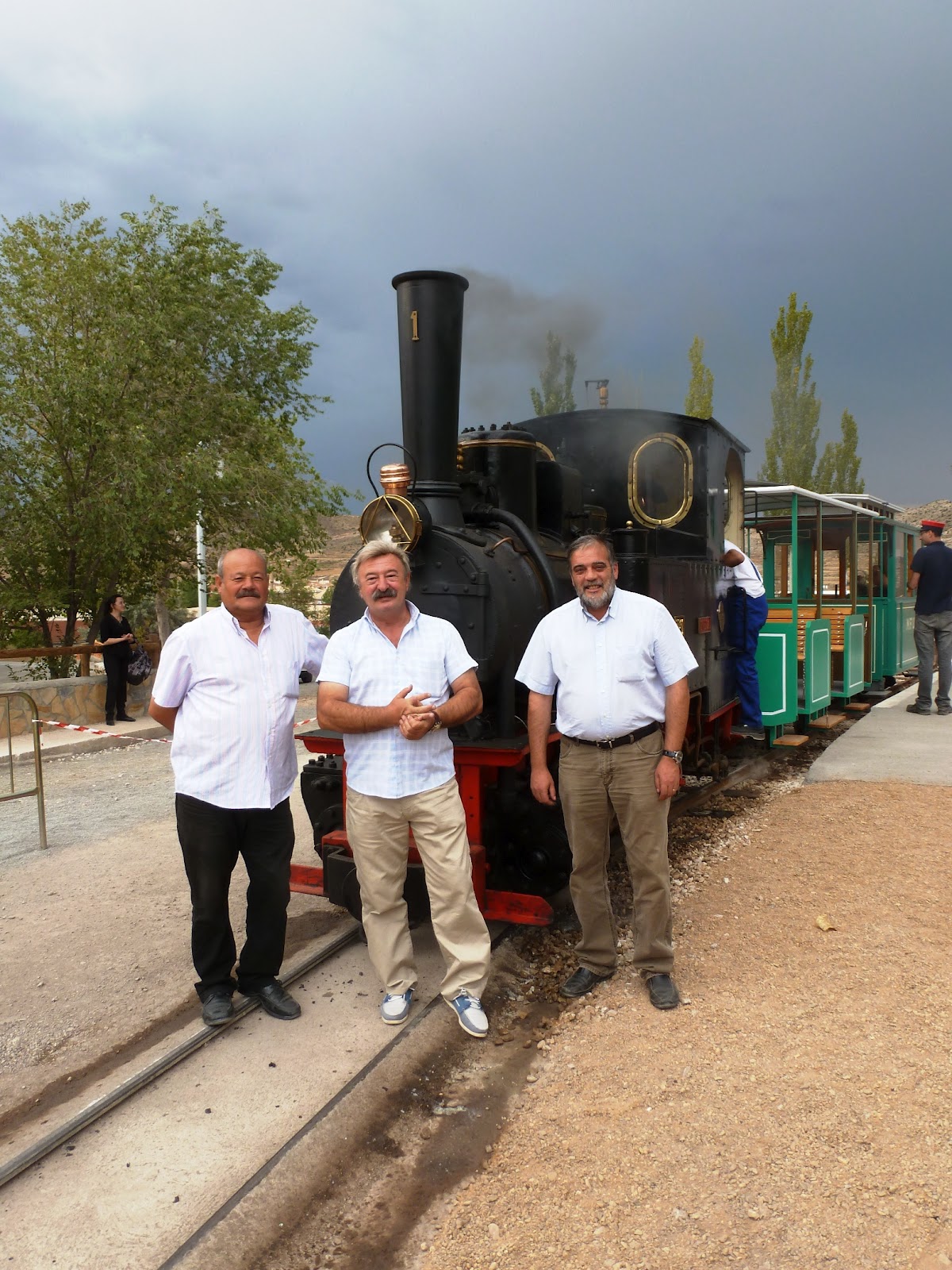 Alcalde de Utrillas y concejales, el dia de la inauguracion del nuevo ferrocarril , agosto 2012