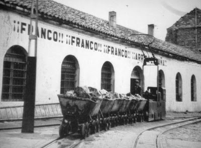 Tren eléctrico, de misnas de Almaden, en periodo de postguerra civil española