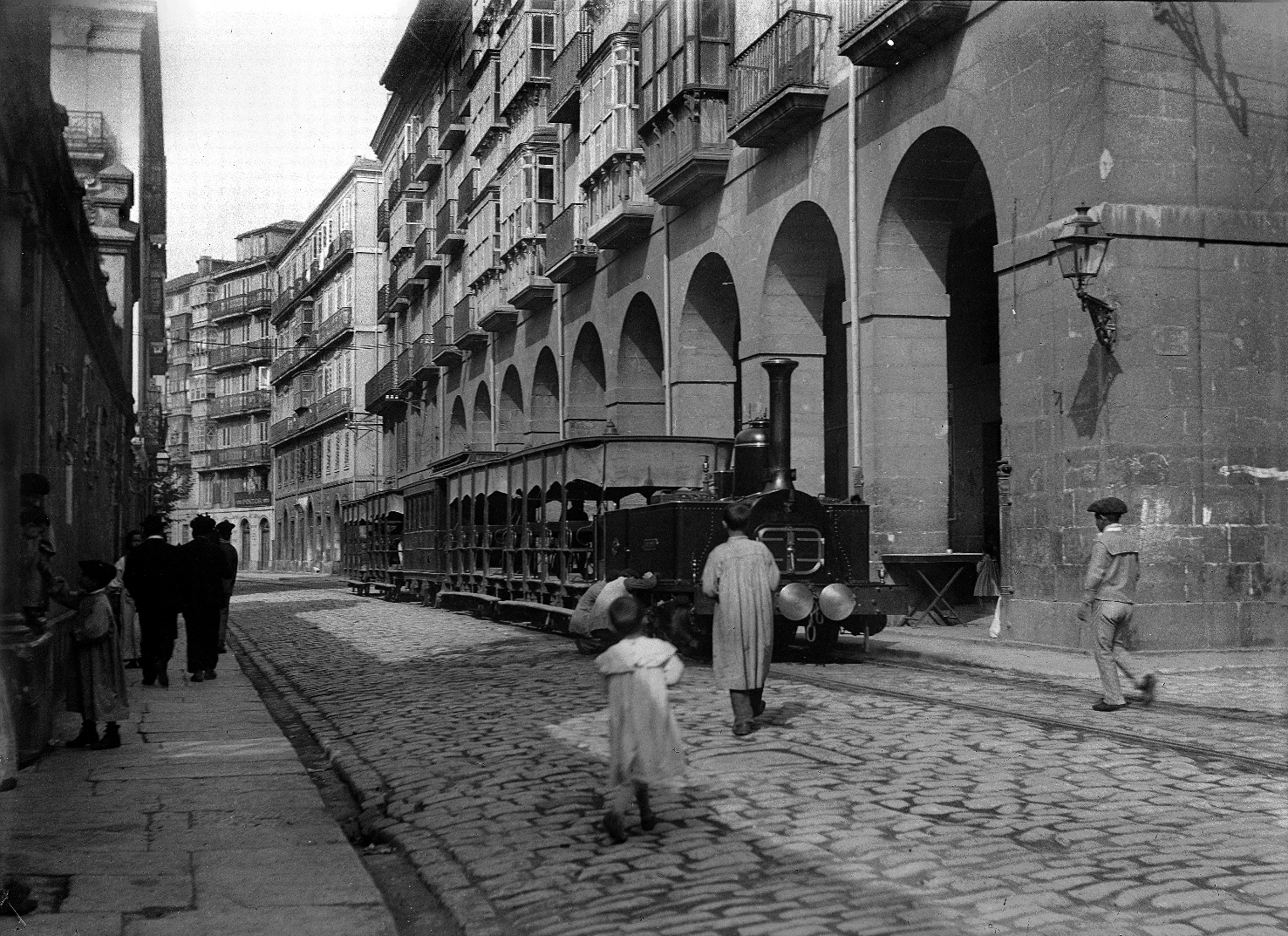 +++Tranvia Sardinero, santander, dengandarillas en la calle Hernan cortes, Olaizola