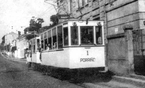 Tranvia a Porriño, frente a las escuelas Nieto, en Cabral, fotografo desconocido