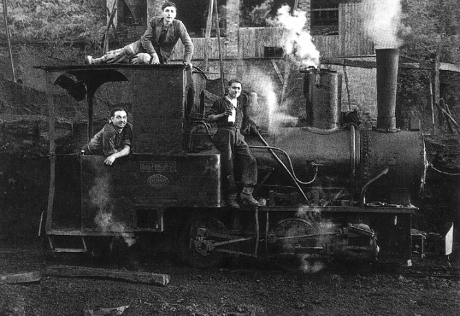 Locomotora JOSE VIGIL ESCALERA, en el Lavadero de la Hueleria, San Martin del Rey Aurelio, año 1965, fondo Asoc. Amigos de La Hueleria.