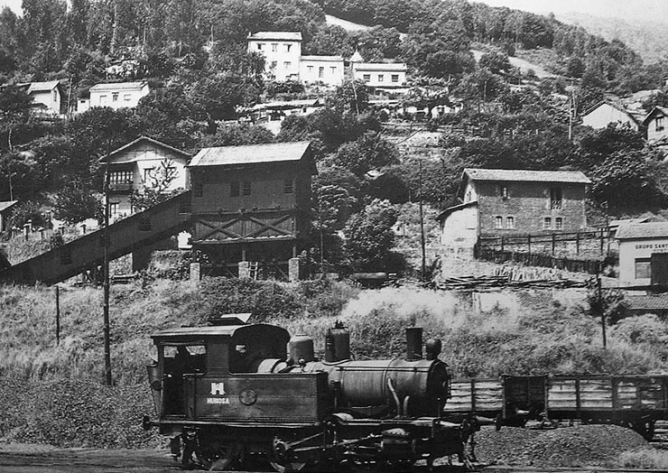 Locomotora de Hunosa en Mieres , año 1970, fondo Memoria Digital de Asturias AHM