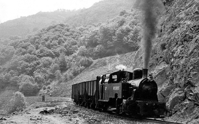 Mina Baltasara , locomotora Santa Barbara, año 1953 , fondo Archivo Historico Minero