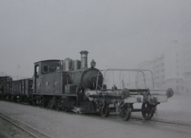 Cantábrico , locomotora nº 5 , con un vagon manso para la tracción de vagones de distinto ancho al métrico c. 1950