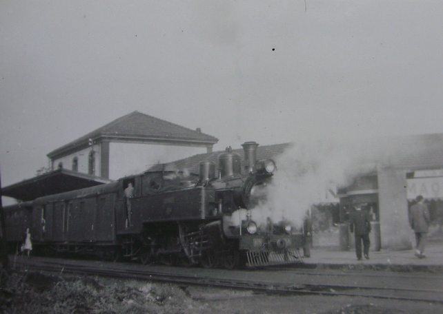 Económicos de Asturias, unidad de tren en Noreña, c. 1950 - copia, Fondo Gustavo Reder