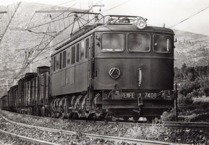 Electrificacion y tracción mediante las locomotoras serie 7.400 entre Madrid y Avila, funcionando a 1500 V. cc , fondo MVF