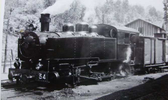 Ferrocarril de Langreo , locomotora nº 34 , c. 1950, fotografo desconocido