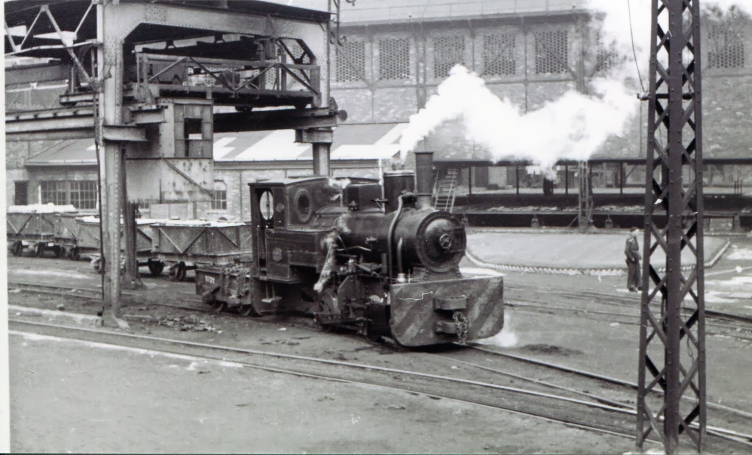 Locomotora AHV, en Baracaldo, fondo Euskotren MVF