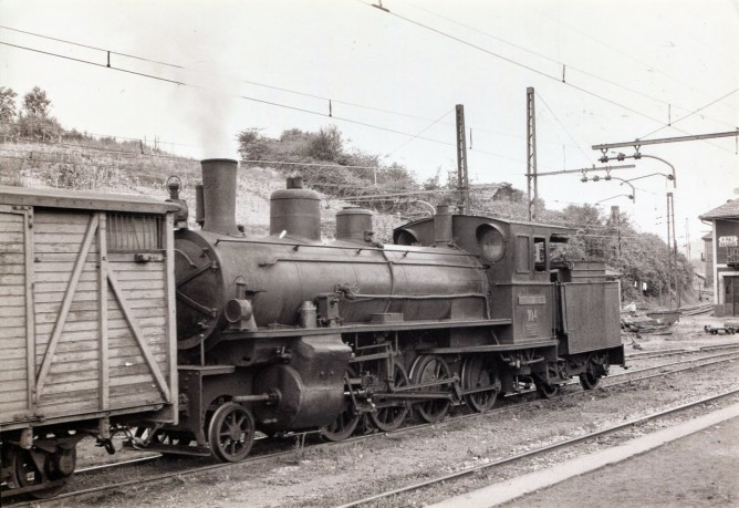 Locomotora de la Robla en la estación de Azbarren, foto Javier Aranguren Castro, fondo MVF