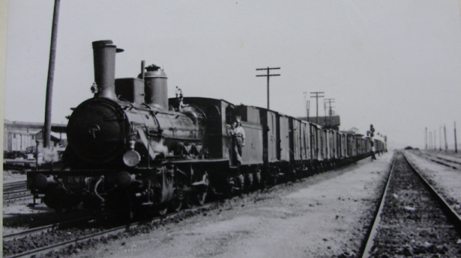 Norte- locomotora Hartman 040-2483, al frente de un mercancias , año 1962