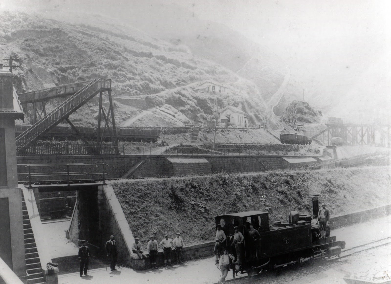  Orconera locomotora nº 3 en estacion de Granada, fondo : J.J.Olaizola