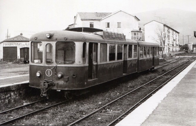 Santander a Bilbao, automotor Brissoneau & Lotz, en Astillero, marzo 1960, foto Ferran Llauradó , fondo Euskotren MVF