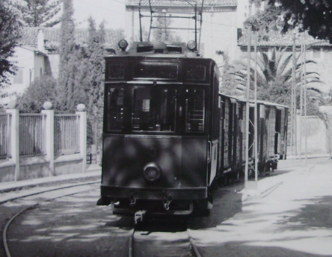 Tranvia de Soller al Puerto, coche nº 3 con vagones de mercancias, fotografo desconocido