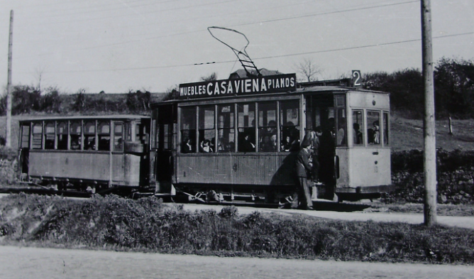 Tranvias de Oviedo , coche nº 13 3n la linea 2 , c. 1955, fotografo desconocido