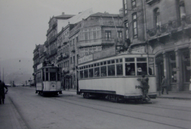 Tranvias de Vigo , unidad nº 12, cruzando con el tranvia de Vigo a Porriño, fotografo desconocido