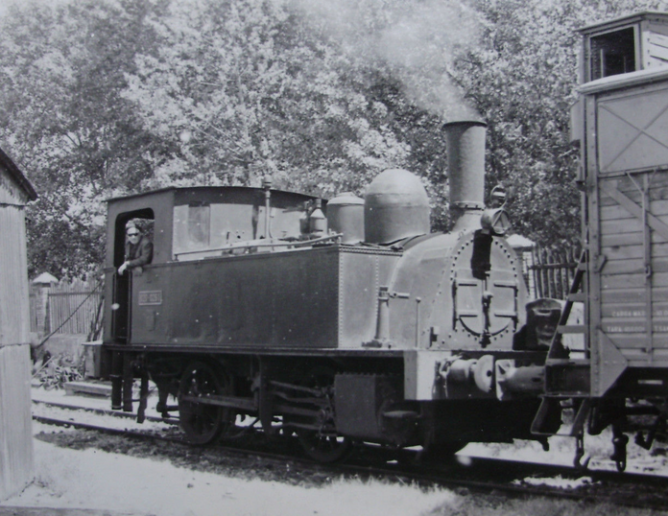 Valencia Alameda, Central de Aragón , locomotora Couillet 020-0261 en el depósito, el 7 de mayo de 1963