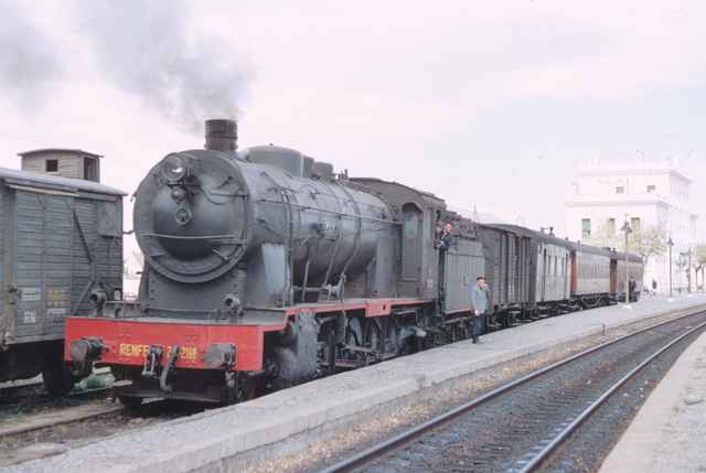 Puebla de Hijar - Renfe , 240-2198, foto James M. Jarvis