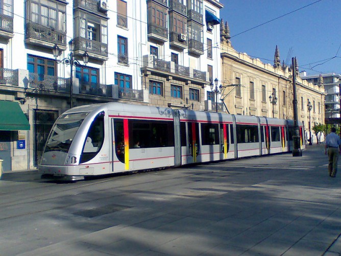 Metrotren de Sevilla, Unidad Urbos 2, en la Avda Constitución , Foto Frobles