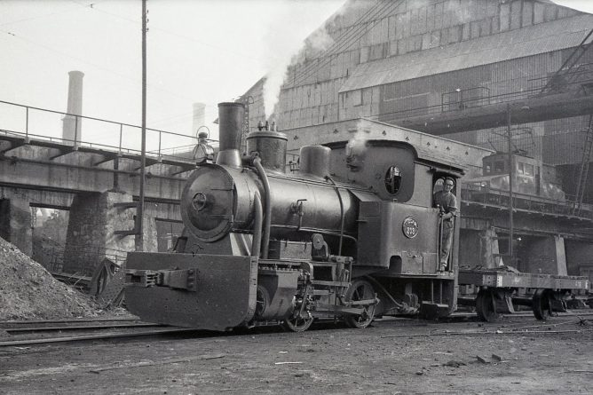 AHV , maniobras en la factoria del Puerto de Sagunto , abril 1961, foto Trevor Rowe, fondo MVF