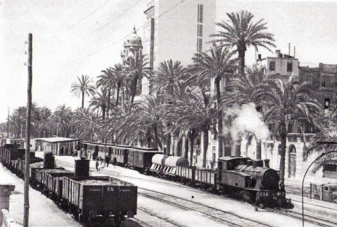 ALICANTE.- Apeadero Puerta del Mar. Mixto a Denia. 25-04-1957.- foto Jeremy Wiseman.