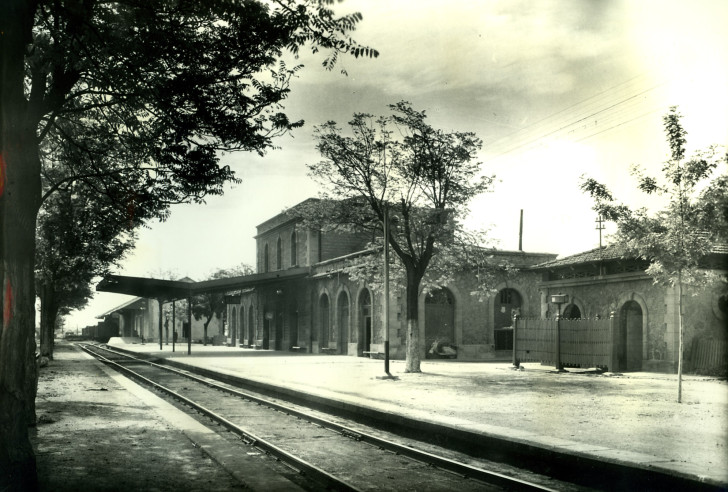 Alcañiz, fuente , año 1960 , foto Francisco Rivera, fuente Museu del Ferrocarril de Catalunya