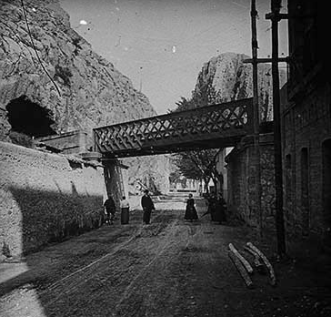 Alhama de Aragón , puente ferroviario sobre la población, archivo H.B. Fondo Fototeca del P.H.