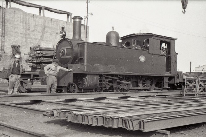 Altos Hornos de Vizcaya, en Sagunto . locomotora Zumaya, foto Trevor Rowe, fondo MVF