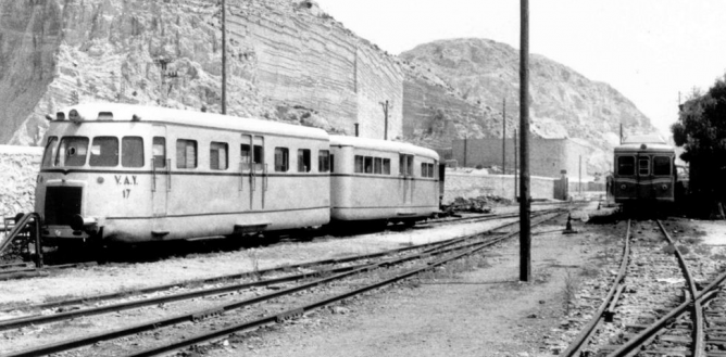 Automotor del VAY en la estacion de la Marina en Alicante , archivo Manuel Gonzalez Marquez