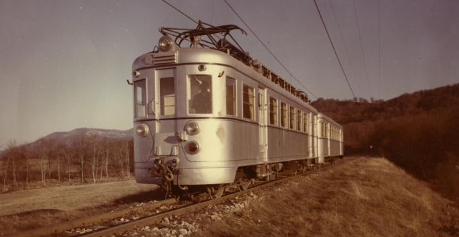 Automotor y remolque Naval en la bajada de Ullibarri-Jauregui á Etxandun, año 1960, fondo Schommer