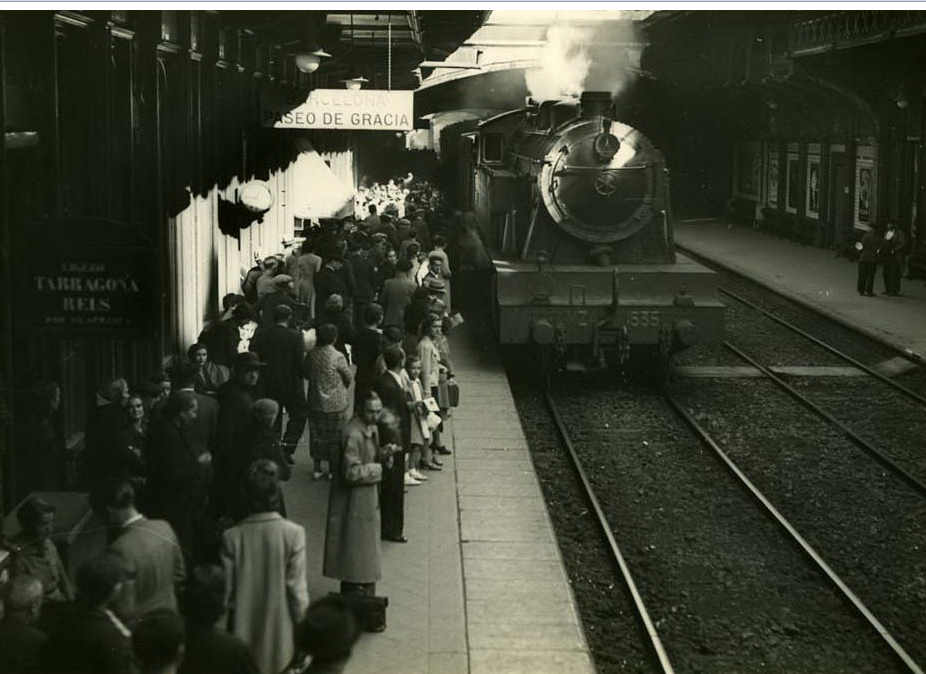 Barcelona Paseo de Gracia, año 1940, tren con destino a Molins de Rey , foto Antonio Ribera, fondo Servicio Electrico de Renfe