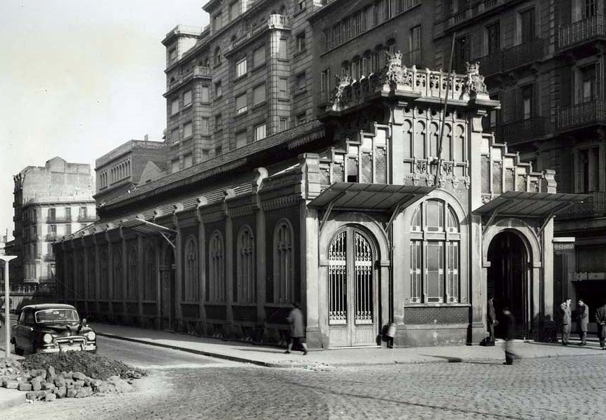 Barcelona Paseo de Gracia, edificio exterior , año 1959, foto Francisco Ribera, fondo Servicio Electrico de Renfe