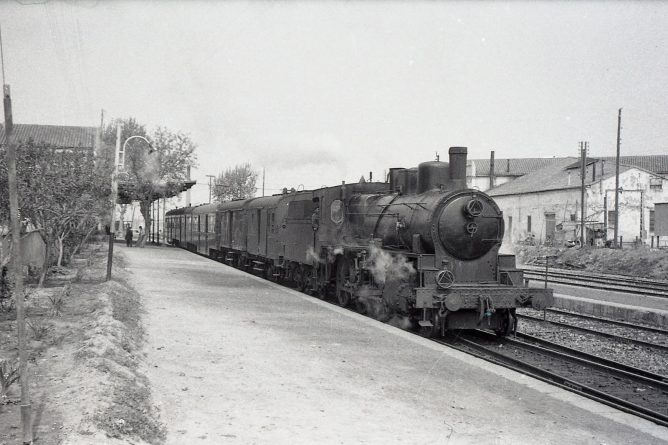 Cercanias Valencia á Sagunto , 5 de abril de 1961, foto Trevor Rowe, fondo MVF