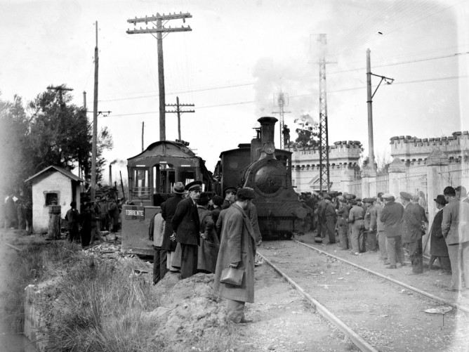 Choque en Mislata entre el tranvia y la locomotora nº 1 descendente de Manises, fondo Desfils, Biblioteca Valenciana N. Primitiu