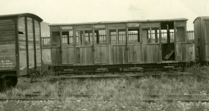 Coche Ashbury, fabricado en Manchester en 1877, estacionado en Santa Cruz de Dampezo, año 1924