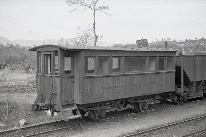 Coche Salon del Sierra Menera, abril 1961, foto Trevor Rowe, fondo MVF