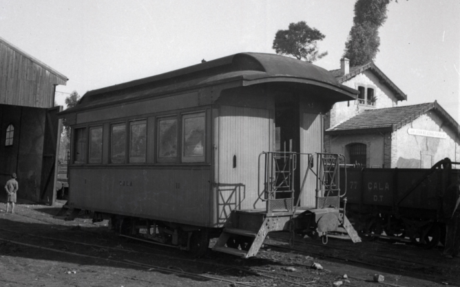 Coche de 2ª clase en la estación de San Juan de Aznalfarache - copia