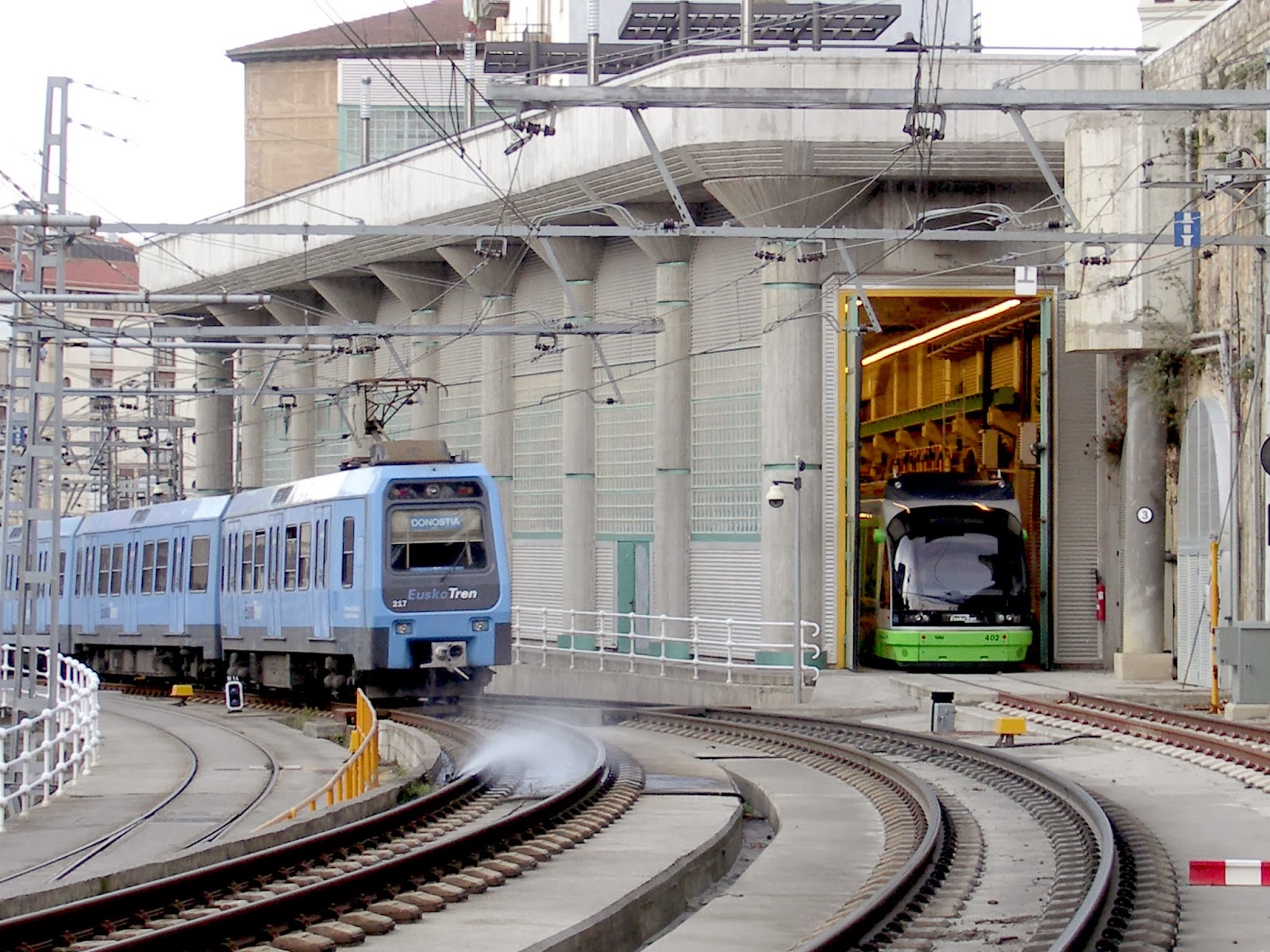 Cocheras en la estacion de Atxuri del nuevo tranvia de Bilbao , foto Juan José Olaizola