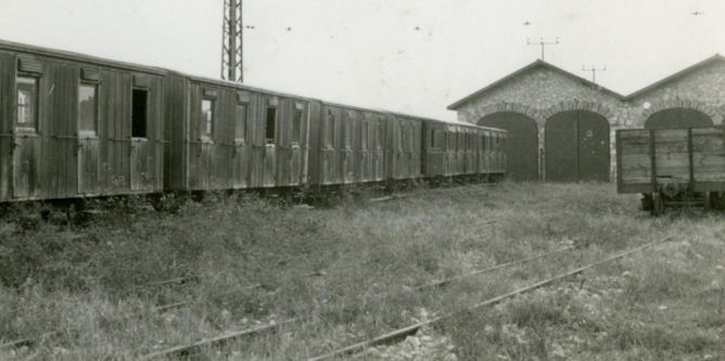 Coches Ashbury frente a cocheras de Santa Cruz de Dampezo, año 1930