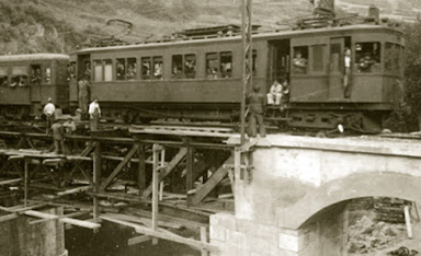 Composicion del Urola en 1937, alquilada a Vascongados, sobre el puente de Malzaga en reconstrucción. Foto Jose Luis GorospeLetaria, Archivo Iñaqui Iturain