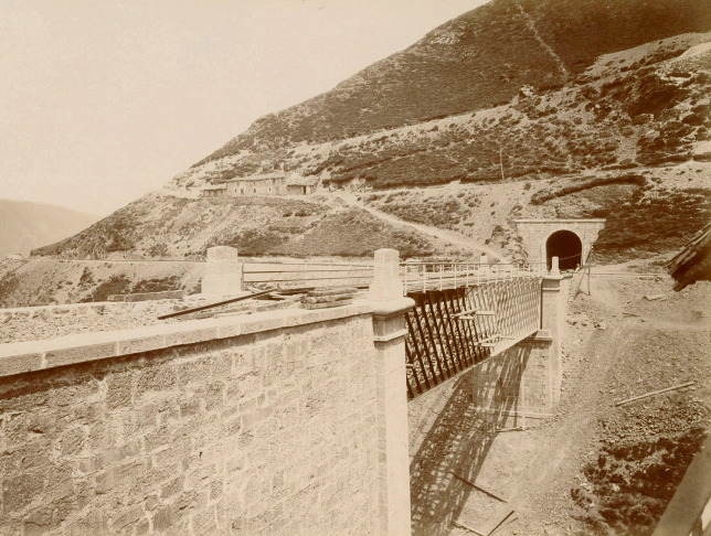 Construccion de la línea de Asturias c. 1884, foto P. Sauvanaud, Archivo BNE