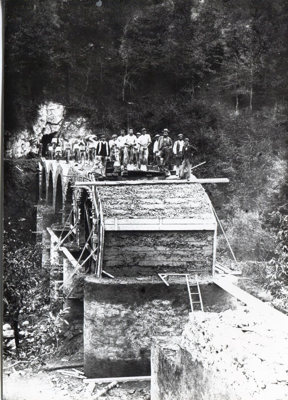 Construccion de un viaducto de la linea del Plazaola, fondo Euskotren. MVF 