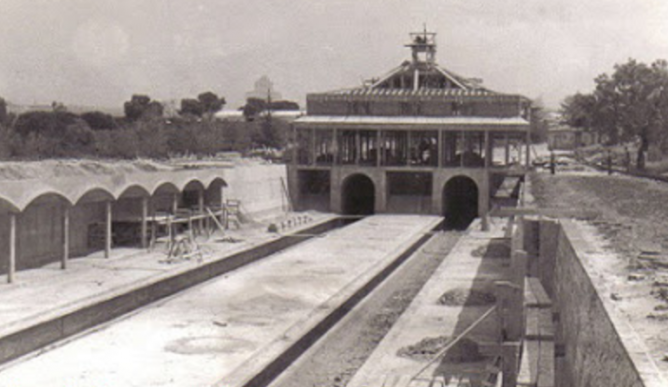 Construcción de la estación en superficie de El Lago, colección C. Mohedas