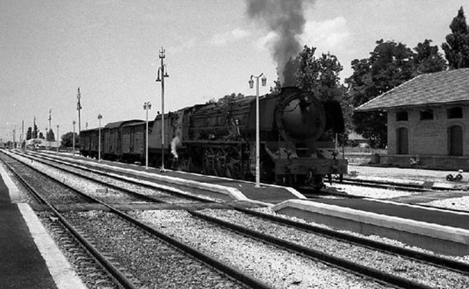 Cortes de Navarra. año 1974, al fondoi se observa la via del Ferrocarril de Cortes a Borja, Fondo JPT