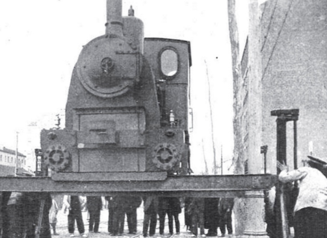 Descarga de la locomotora Kraus del Madrid a Colmenar Viejo en el Tranvia de Madrid a Vallecas