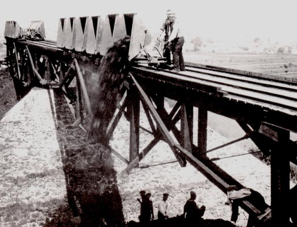 Descarga de mineral en mines de Can Plomeres, Malgrat de Mar , Ayuntamiento , publiacion de 1993