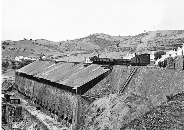 descarga-de-un-tren-en-los-silos-de-carga-del-puerto-de-la-laja