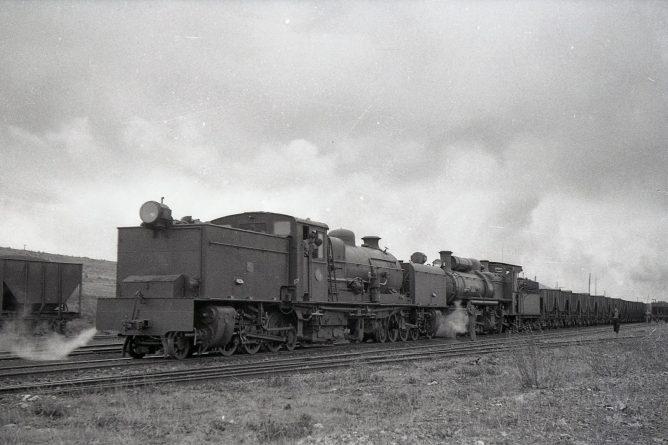 + Doble traccion del Sierra Menera en Puerto Escandon , abril 1961, foto Trevor Rowe, fondo MVF